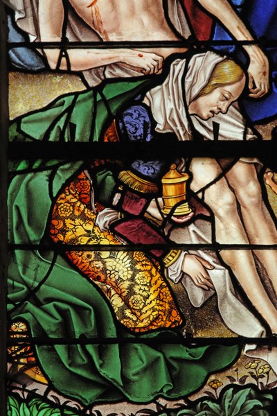 Fönster w4 som visar en scen från Maria Magdalenas liv - helgonet vid nedstigningen från korset av French School