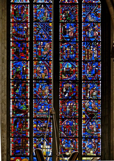 Fönster w51 som föreställer en av Les Belles Verrieres med scener från St Nicholas, St Catherines och St Severs liv av French School
