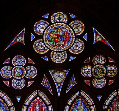 Fönster w7 som visar tracery-ljusen med två änglar och Noli Me Tangere av French School
