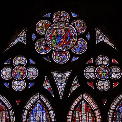 Fönster w9 som visar tracery-ljusen med två änglar och den tvivlande St Thomas av French School