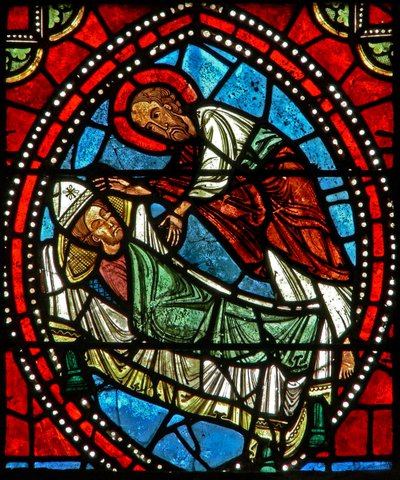 Fönster wXX som visar Sankt Paulus som i en dröm avslöjar för Sankt Ambrosius resterna av Sankt Gervais och Sankt Protais av French School