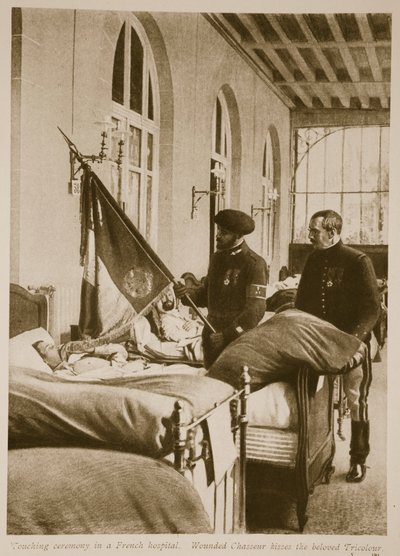 Wounded Chasseur kysser den älskade Tricolour, 1914-19 av French School