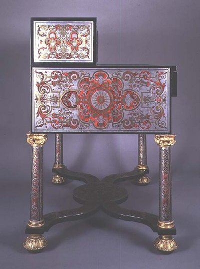 Skrivbord dekorerat med intarsia i boulle-stil av mässing inlagd med sköldpaddsskal, med förgyllda fästen (mässing & sköldpaddsskal) (se även 77182) av French School