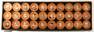 En samling av trettio tecknare som porträttmedaljonger (färgad gesso duro applicerad på träslipad) av Friedrich (after) Hagenauer