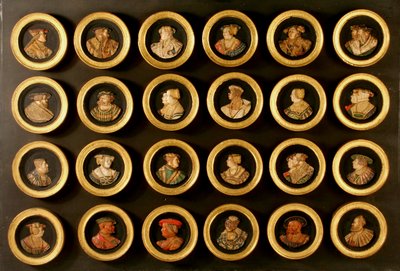 En samling av tjugofyra tecknare som porträttmedaljonger (färgad gesso duro applicerad på träslipad) av Friedrich (after) Hagenauer