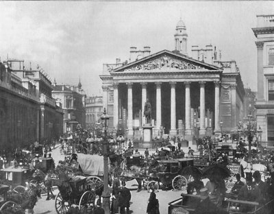 A Busy Corner - The Royal Exchange and Bank of England, 1909. av Frith and Co