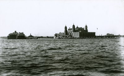 Ellis Island, New Yorks hamn, 1903 av G.P. Hall und Sohn