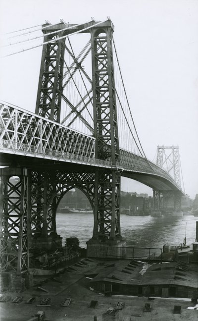 Williamsburg Bridge över East River under byggnadstiden, 1898 av G.P. Hall und Sohn