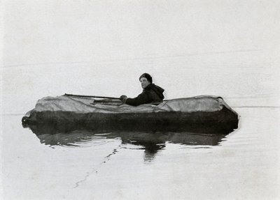 Campbell flytande i en kajak, 1911, 1913 av G. Murray Levick