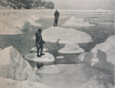 Campbell och Priestley flytande på pannkaksis, 1912, 1913 av G. Murray Levick