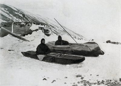 De två kajakerna i land, c1911, 1913 av G. Murray Levick