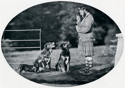 Mr. Francis Clark, The Queens Gillie, med tre av hennes favorithundar, c1899, 1901 av G. W. Wilson and Company