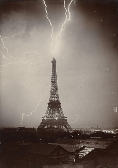 Eiffeltornet Strucked by Lightning, 1902 (gelatin-silvertryck) av Gabriel Loppe