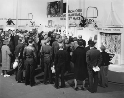 Produktdemonstrationer, New York Worlds Fair, 1939 av Gabriel Moulin