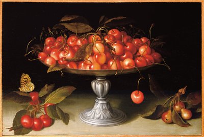 Körsbär i silverkompott med crabapples på en stenkant och en fritillary fjäril av Galizia Fede