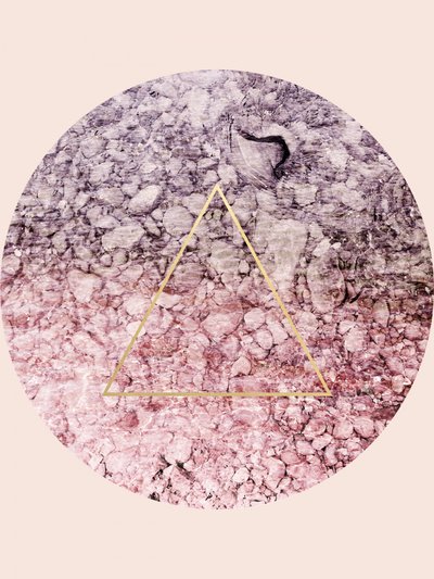 Geometrisk sten – guldtriangel av Gemma Bardot