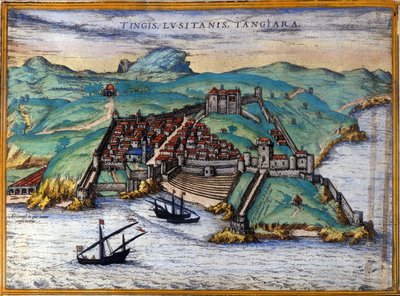 Utsikt över den befästa staden Tanger och kusten, Marocko. Tre fartyg ligger ankar nära kusten. I "Ciuitates orbis terrarum Liber primus", av Georgius Braun och Franz Hohenberg, Köln 1582. av Georg Braun and Hogenberg Franz
