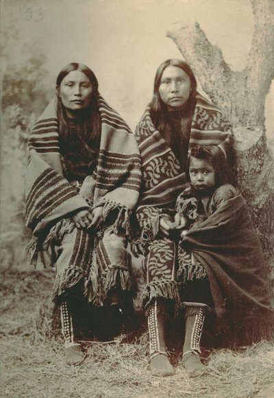 Två Comanche-kvinnor och ett litet barn av George A. Addison