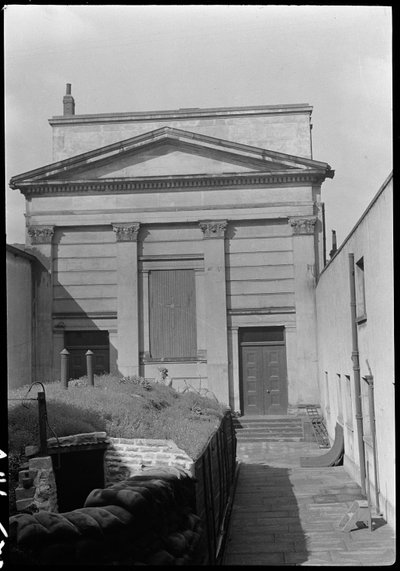 Kapell vid Hull Trinity House och staty utanför östfronten, Kingston upon Hull, 1941. av George Bernard Wood