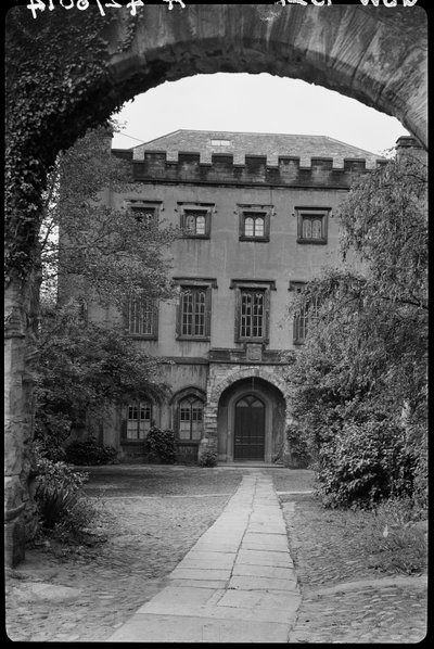 Vägg med valv framför No. 9, The College, County Durham, 1942. av George Bernard Wood