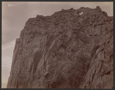 [Mountaintop med skjul] av George Davidson