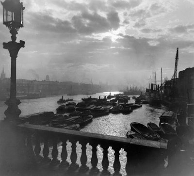 Nedströms från London Bridge av George Davison Reid