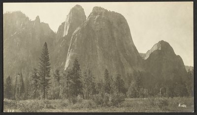 Cathedral Rocks, 2600 fot av George Fiske