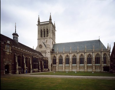 Gotisk konst: utsikt över Saint John College grundat 1511 av grevinnan av Richmond. Kapellet byggdes 1864 på ett projekt av Sir George Gilbert Scoot. University of Cambridge, England av George Gilbert Scott