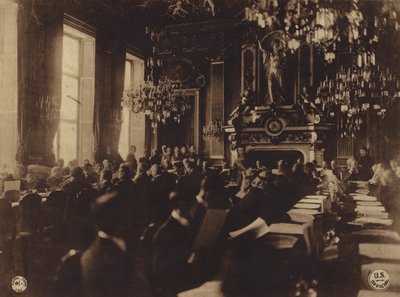 Amerika im Ersten Weltkrieg: Dolmetscher übersetzt die Rede von Präsident Poincaré ins Englische bei der Eröffnung der Friedenskonferenz (s/w Foto) von George Grantham - Bain News Service Bain