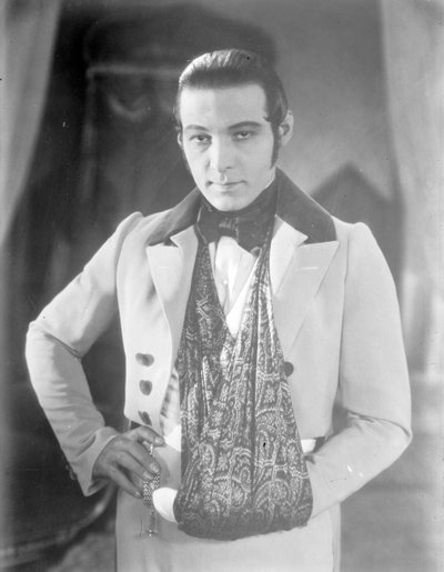 Valentino på uppsättningen av "The Eagle" med armen i en sele efter en bilolycka, ca 1925 av George Grantham Bain