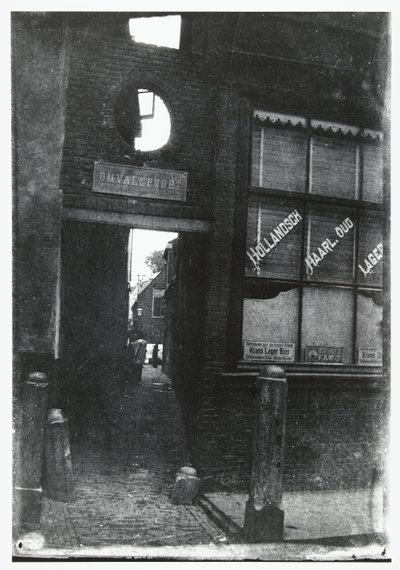Utsikt genom Omvalspoort i Haarlem av George Hendrik Breitner