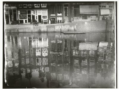 Reflektion av kanalhus i vattnet på Singel 377 till 385 i Amsterdam av George Hendrik Breitner