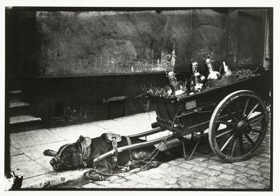 Draghund sträckt framför en vagn med bussar av George Hendrik Breitner