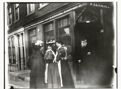 Fyra unga kvinnor på gatan framför provsmakningsrummet Koggink i Runstraat i Amsterdam av George Hendrik Breitner
