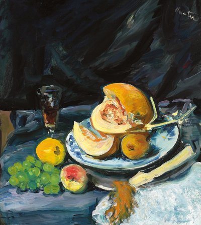 Stilleben med skuren melon, glas och fläkt, ca. 1920 av George Leslie Hunter