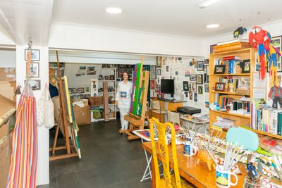 Cristina Rodriguez i sin studio, 2022 av Bartolome Esteban and studio Murillo