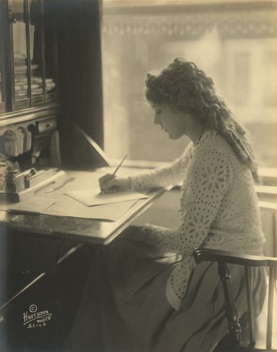 Mary Pickford skriver vid ett skrivbord, ca 1918 (s/v foto) av Bartolome Esteban and studio Murillo