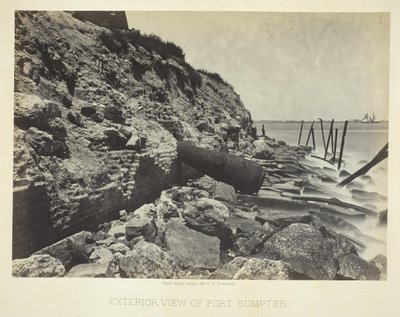 Exteriörvy av Fort Sumpter, 1866. av George N. Barnard