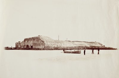 Fort Sumter, utsida, 3 1/2 miles från Charleston av George N. Barnard