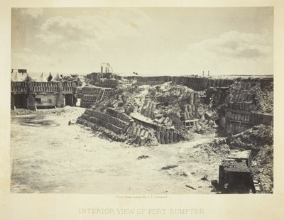 Invändig vy av Fort Sumpter av George N. Barnard