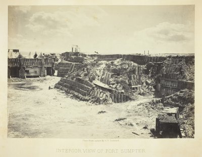 Interiörvy av Fort Sumpter, 1866. av George N. Barnard
