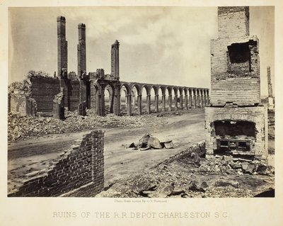 Ruinerna av järnvägsdepån i Charleston, S.C. av George N. Barnard