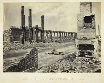 Ruinerna av R.R. Depot Charleston, S.C., 1865. av George N. Barnard