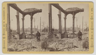 Stereograf av en man som kyler ett kassaskåp bland ruinerna efter Chicago-branden 1871, 1871 (bw-foto på kortfäste) av George N. Barnard