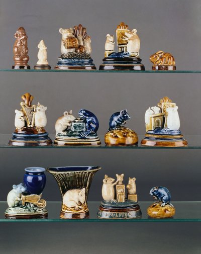 Ett urval av djurfigurer modellerade av George Tinworth av George Tinworth