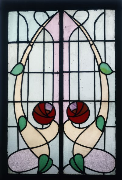 En målad glaspanel som visar stiliserade rosor (blyat glas, träram) av George Walton