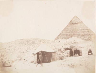 Fotografen framför sitt tält på platsen för Khafre Chephrens pyramid, 1851. av George Wilson Bridges