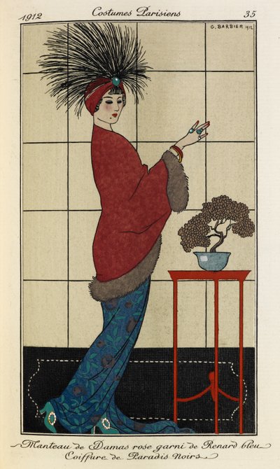 Manteau de Damas rose garni de Renard bleu Coiffure de Paradis noirs. Kostymer Parisiens nr.35. Kvinnan är klädd i en damaskusrosa kappa fodrad med päls över en blåmönstrad klänning och en fjäderklädd huvudbonad med en blå sten av Georges Barbier