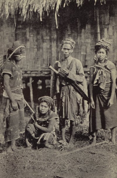 Burma: En Kachin man med den karakteristiska dah och tre kvinnor (s/v foto) av Georges Bertin Scott
