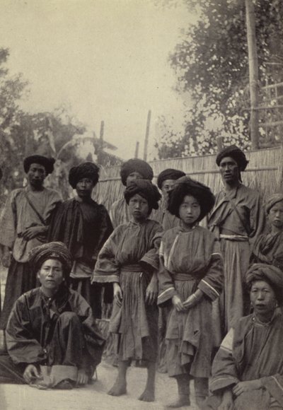 Burma: En grupp Lihsaw män och kvinnor (s/v foto) av Georges Bertin Scott